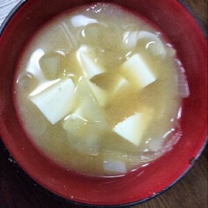 木綿豆腐と玉ねぎのお味噌汁